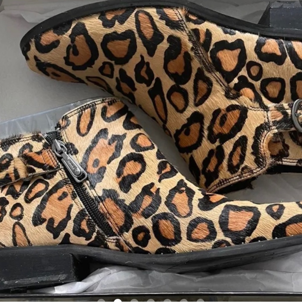 LIKE NEW LEOPARD BOOTS